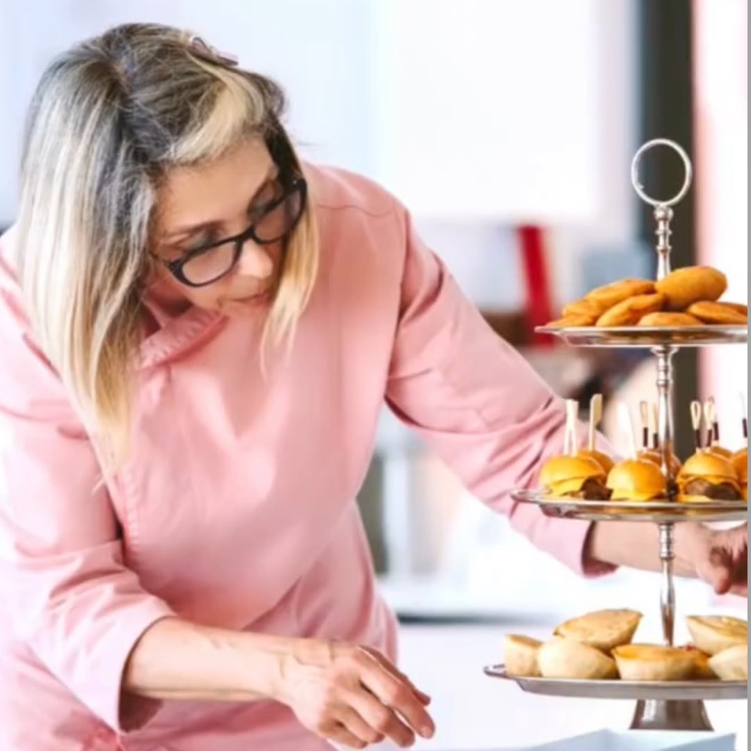 Clotilde, a Clo, a preparar uma travessa de doces