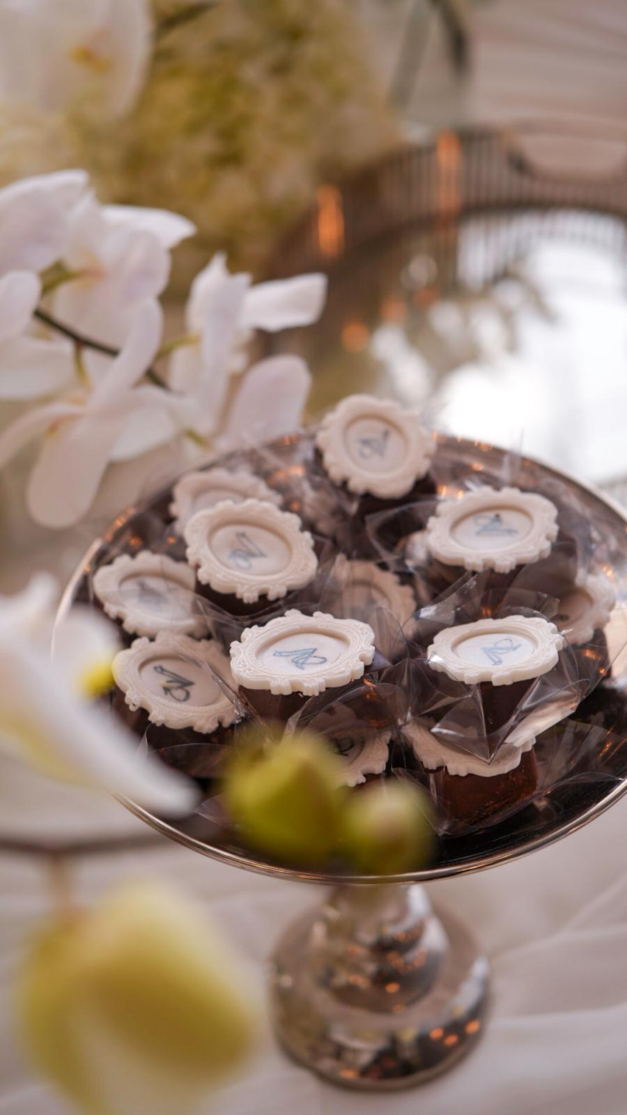 Doces de evento personalizados com monograma