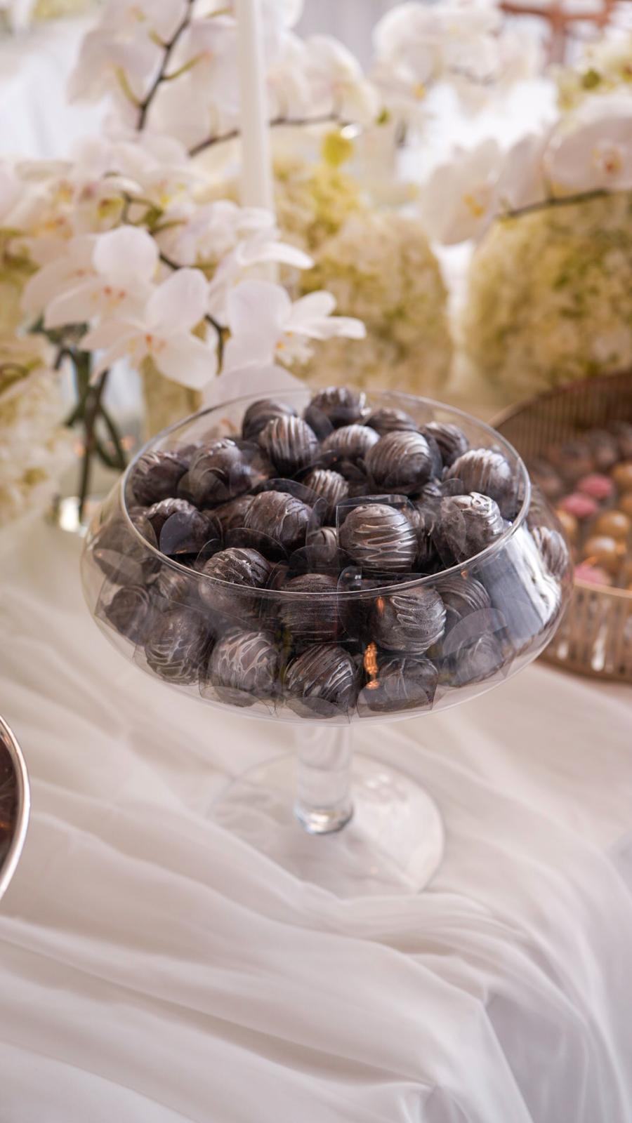Doces de chocolate em taça de vidro