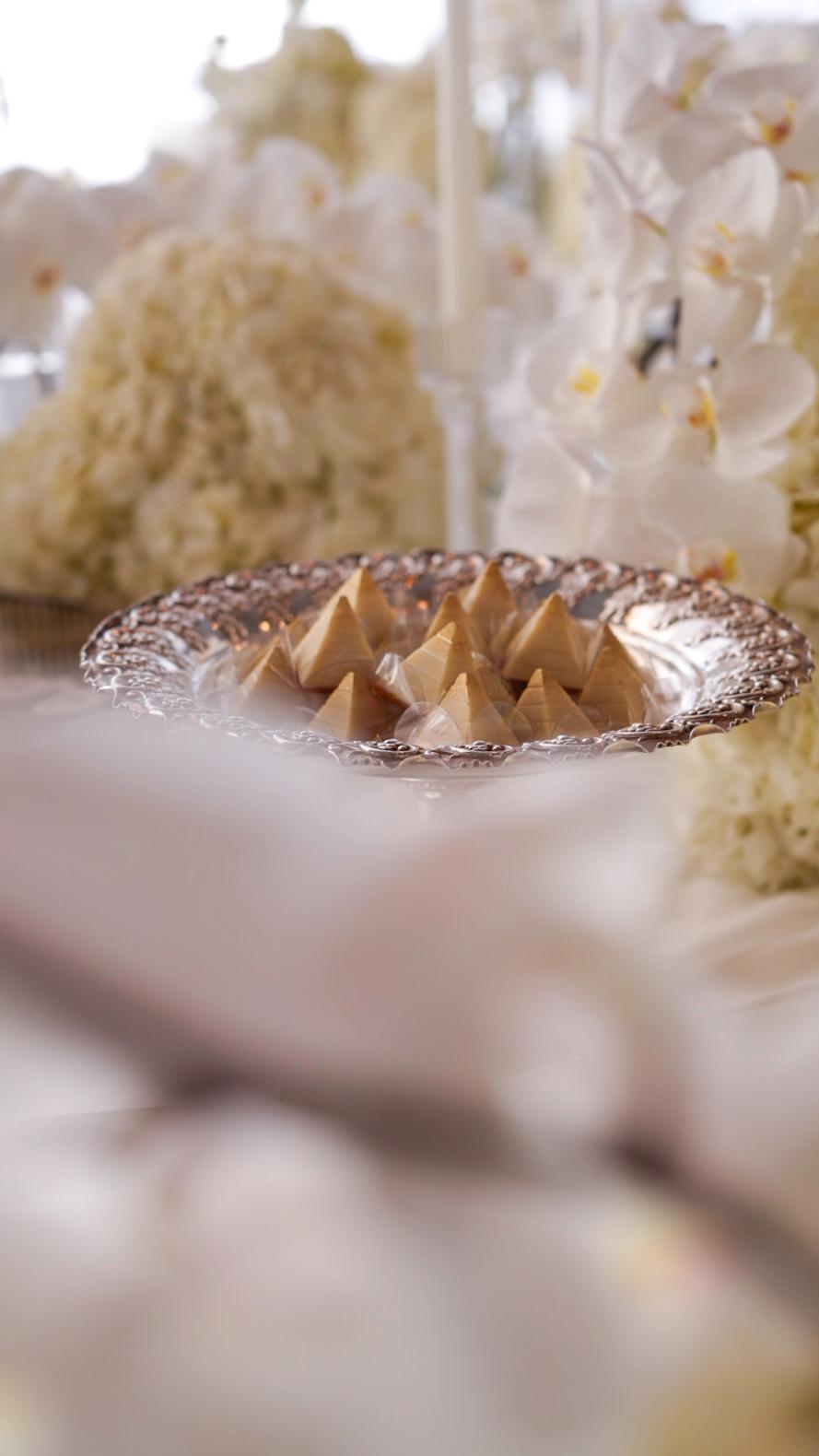 Doces em taça prateada