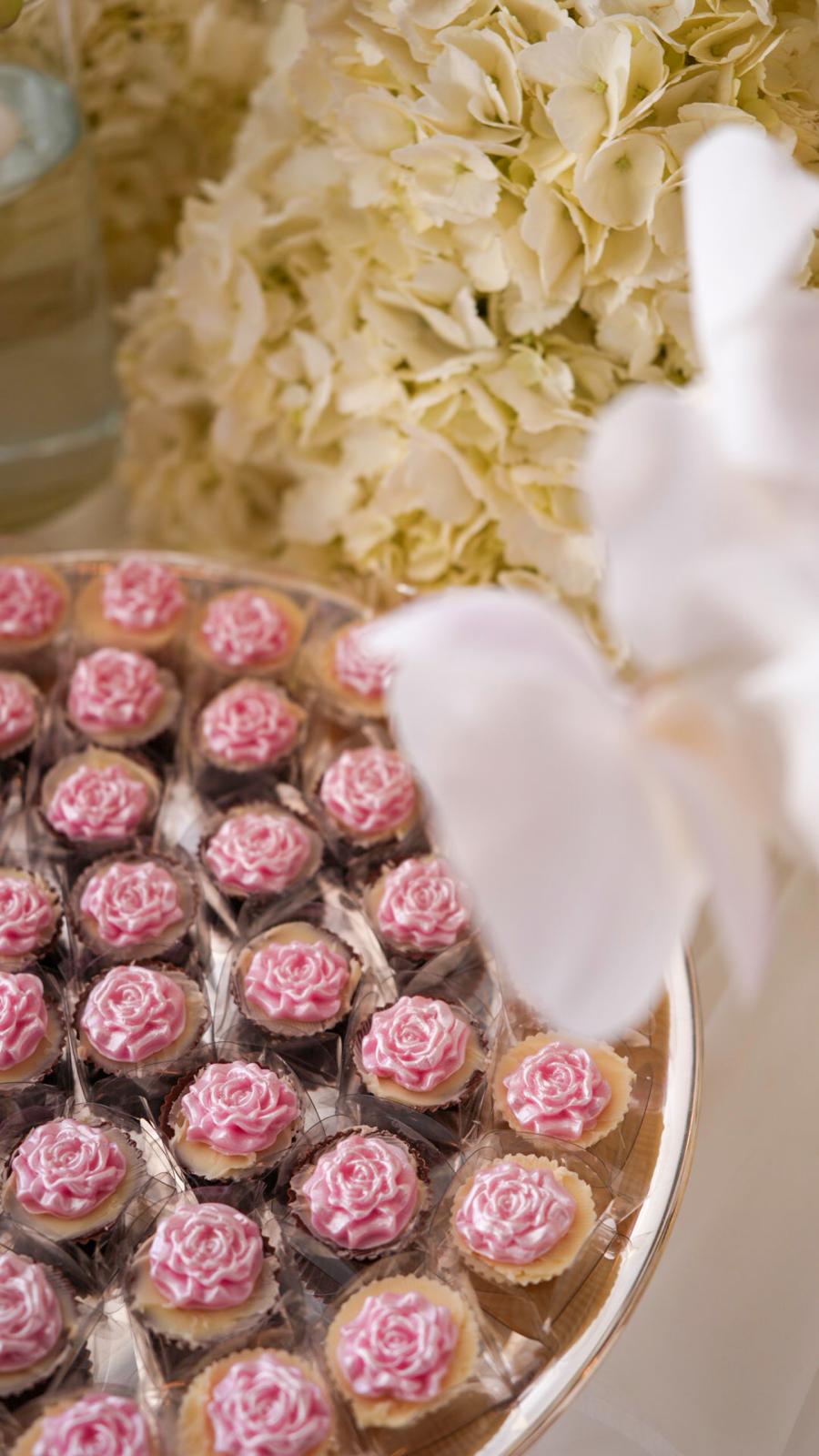 Doces com rosas cor-de-rosa