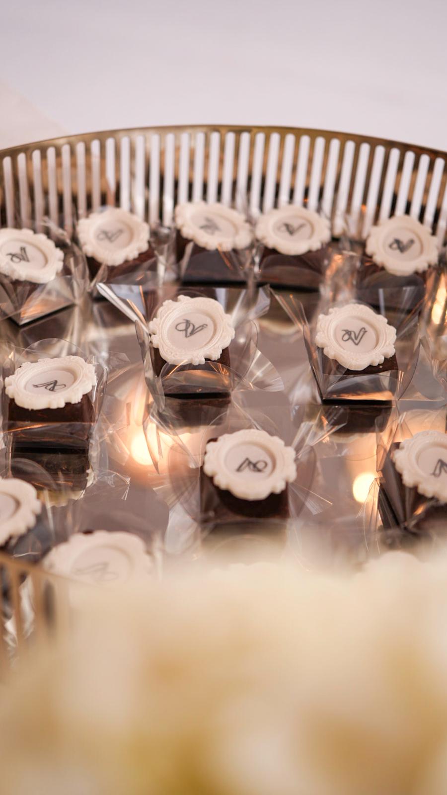 Detalhe de doces com monograma